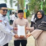 Penyerahan Piagam MTs. Tazkia Paser