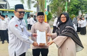 Penyerahan Piagam MTs. Tazkia Paser