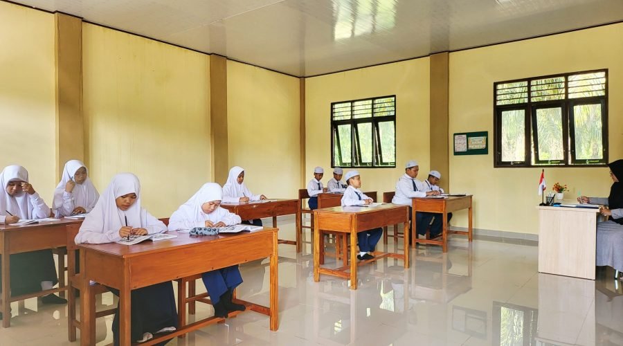 Suasana Pembelajaran MTs. Tazkia Paser, Nyaman, Tertib, dan Penuh Semangat