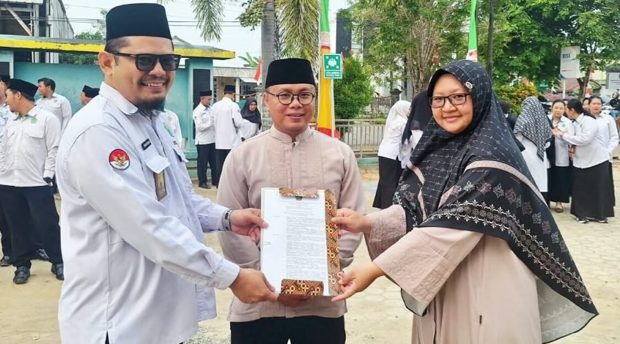 Penyerahan Piagam MTs. Tazkia Paser